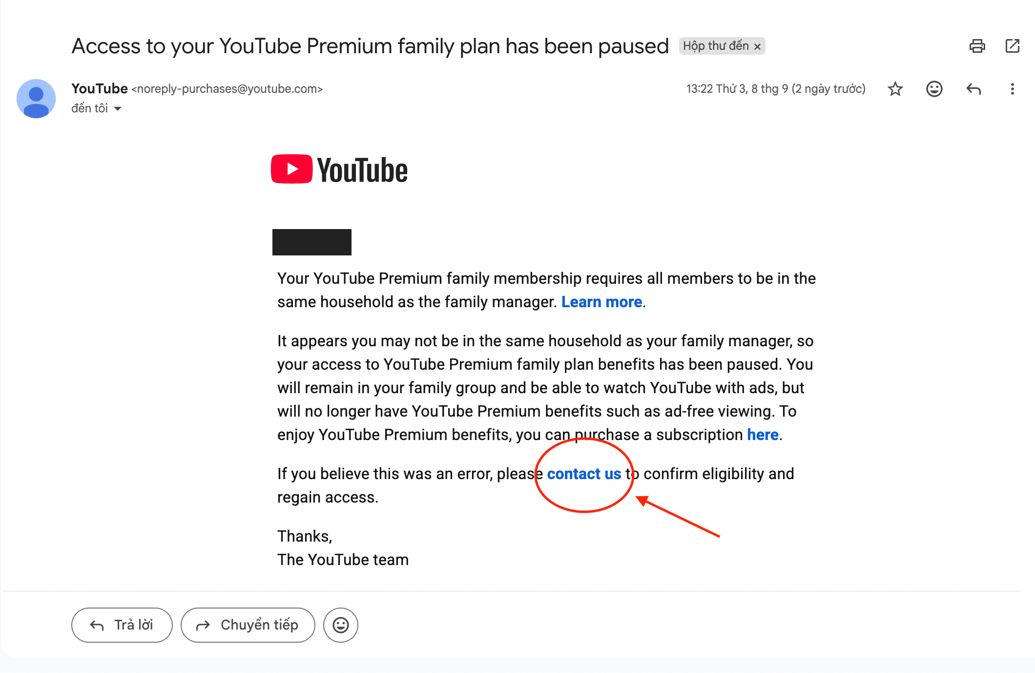 Email thông báo YouTube Premium Family bị tạm dừng, với liên kết contact us được khoanh đỏ và lời chào người nhận đã che.